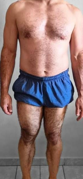 Aluno de frente, de short azul, antes da consultoria