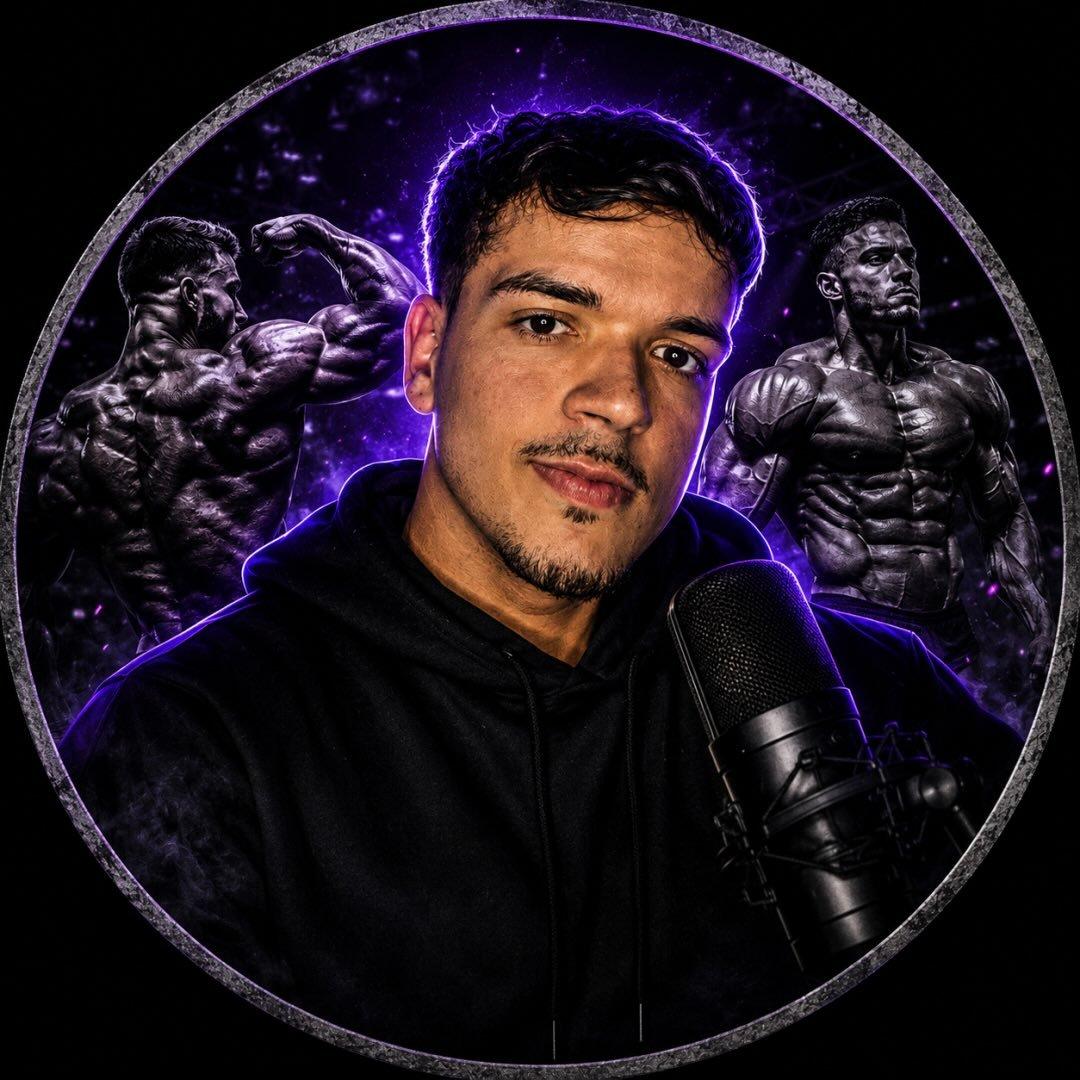 João Marcelo de moletom preto diante de um microfone, com luz roxa e dois fisiculturistas ilustrados ao fundo